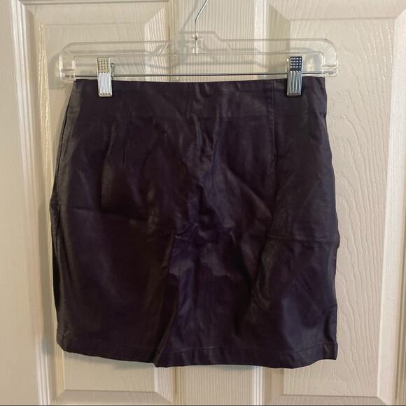 Forever 21 Plum Purple Mini Skirt Women's Size Small 100% Polyurethane & Lined - Picture 2 of 11